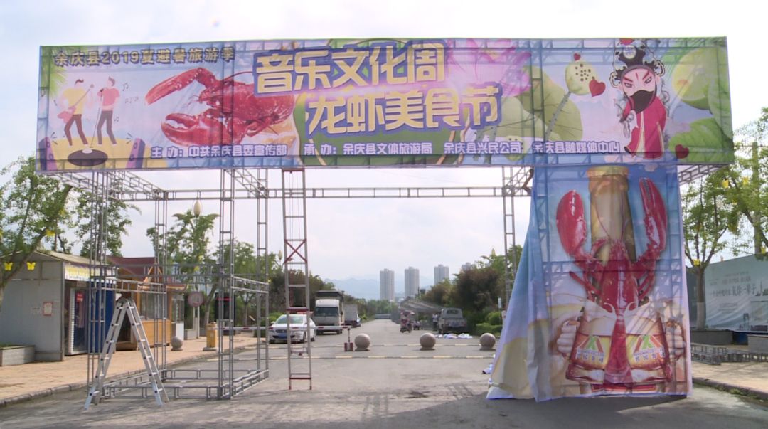 龙门架位置 :预计今天所有的喷绘 安装全部完成跟着小编的镜头来看看