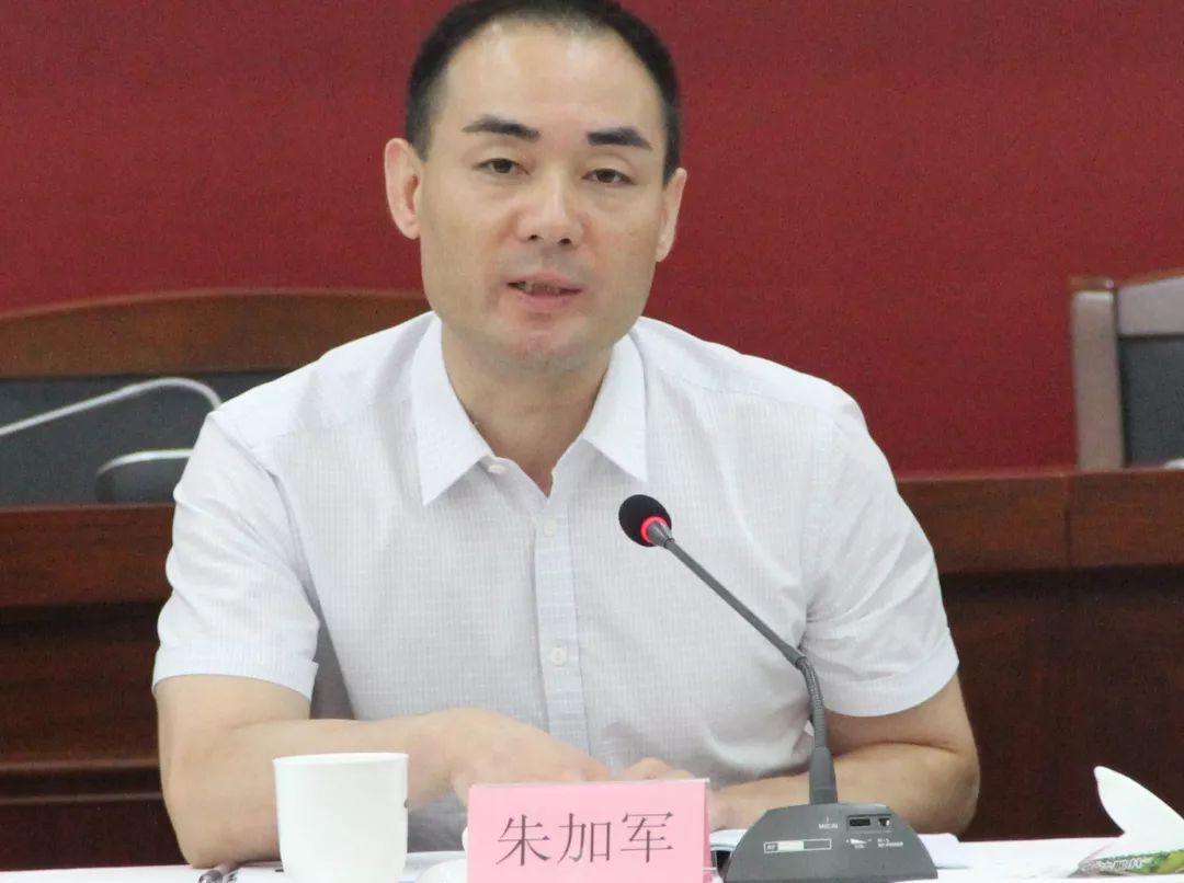 点评嘉宾会上,朱加军,唐颖对四个调研成果进行了点评,并从加大研究