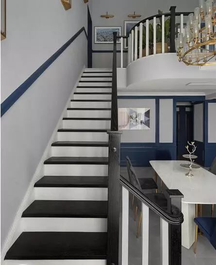 餐厅就设置在楼梯旁边,空间也更加宽敞;餐桌旁就是巨大窗户,使得餐厅