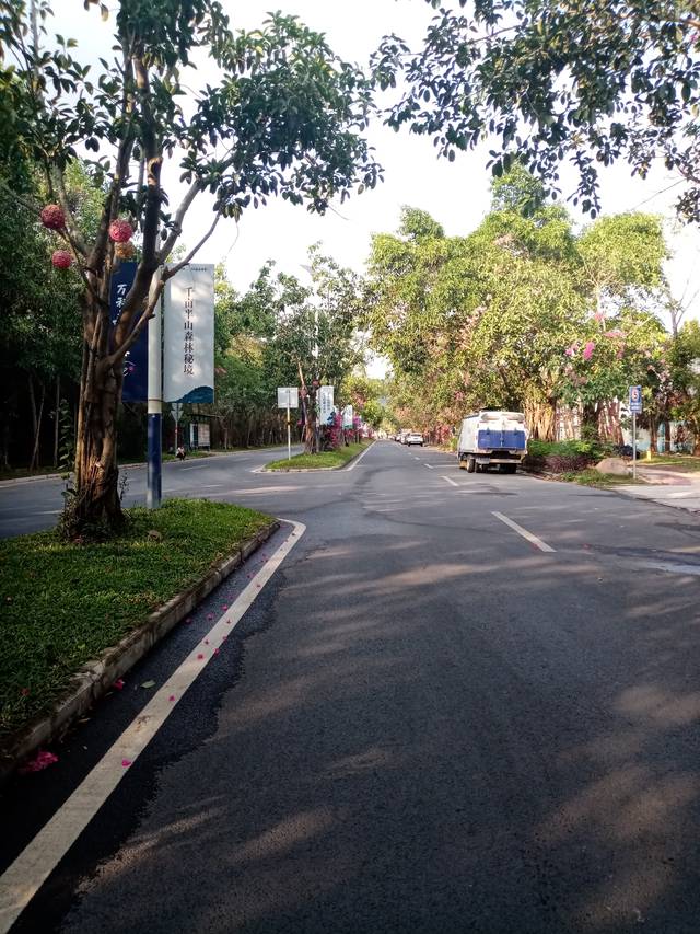 海南三亚万科森林度假公园街道风光