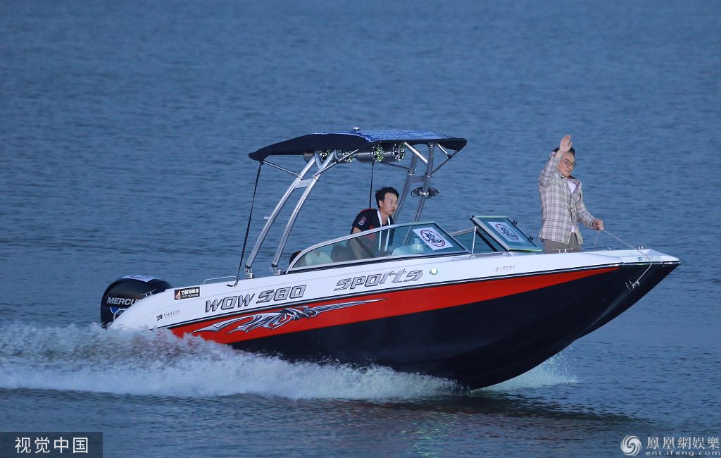 成龙飚游艇挥舞双手 耍帅后忙梳头偶像包袱重