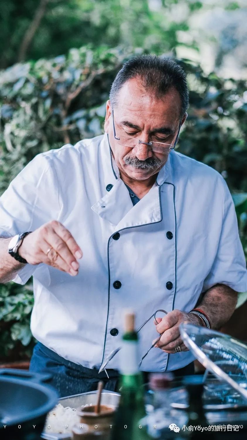 西班牙菜式让我觉得挺特别的,看厨师把油倒进锅里,然后放入很多柠檬