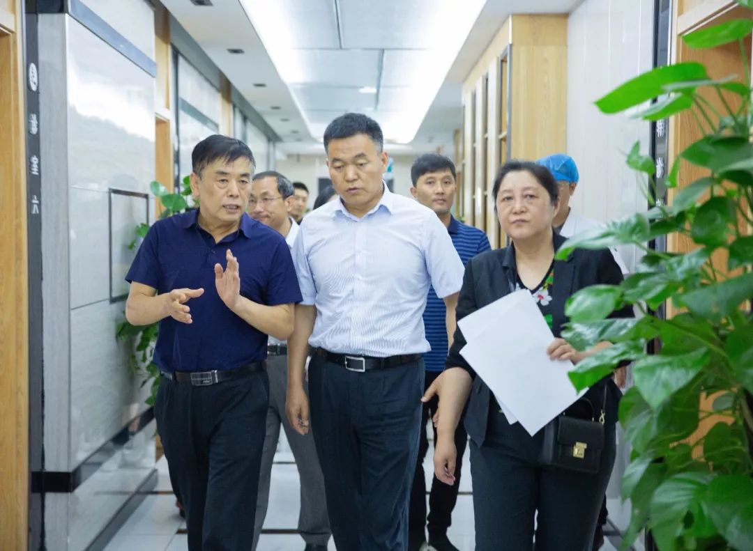 7月24日——25日,健康报社副总编辑闫丽新一行深入介休市调研医改工作