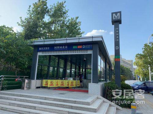 公交线路包括:216路(七雄路地铁码头潭公园-宏图路海洋世界),353路(园
