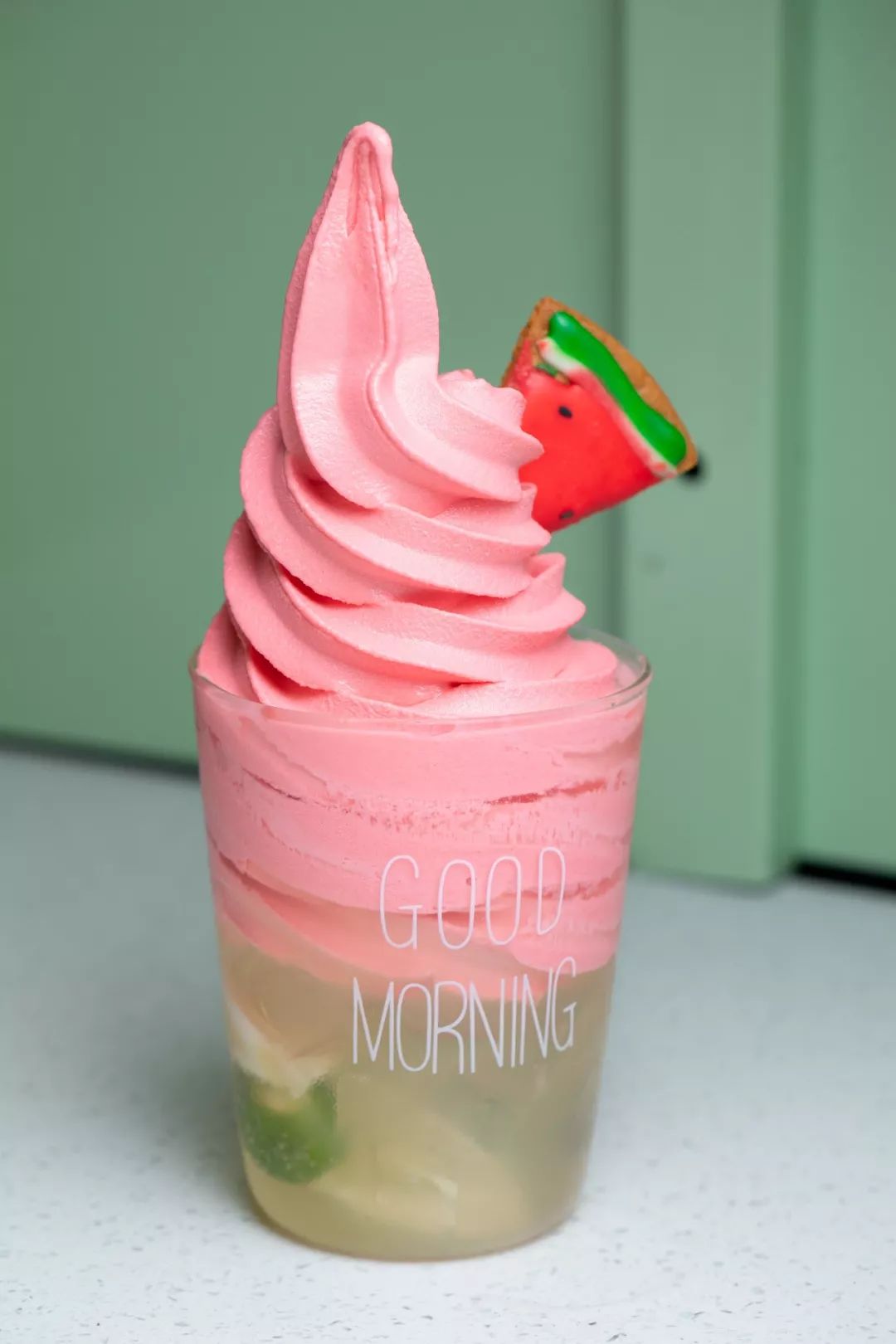 西瓜冰激凌青柠杯好吃到飞起~西瓜口味的冰淇淋还是夹心的整个口腔都