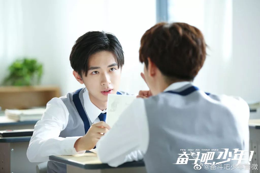 张逸杰饰演"两幅面孔,又软又腹黑"的卓治;董力饰演"腿长人也强,呆萌的