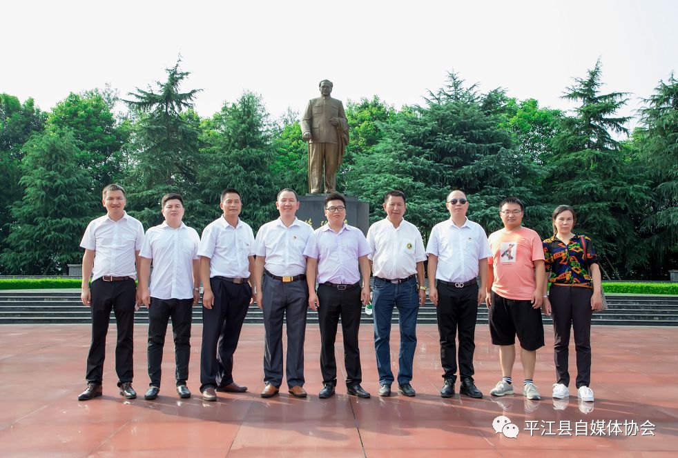 来到任弼时纪念馆,馆内丰富的历史图片及文字资料,生动再现了当时如火