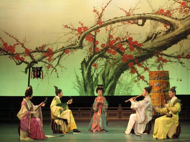 在四时景换的时空里她,脚步轻盈优雅却依旧不紧不慢,缓缓的走着而南音