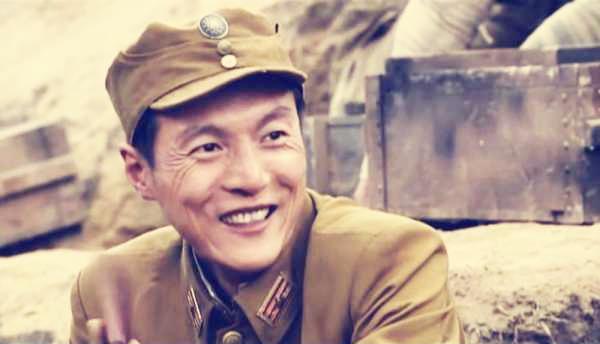 《我的团长我的团》中的阿译,明明是个王者,偏偏装青铜