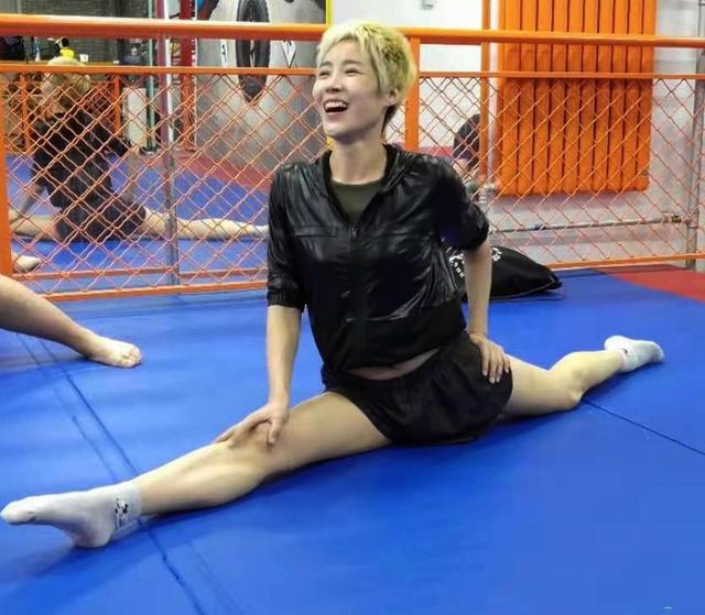 电影《我的英雄》"拳套心脏"海报曝光 女主景珂半年秘训拳击