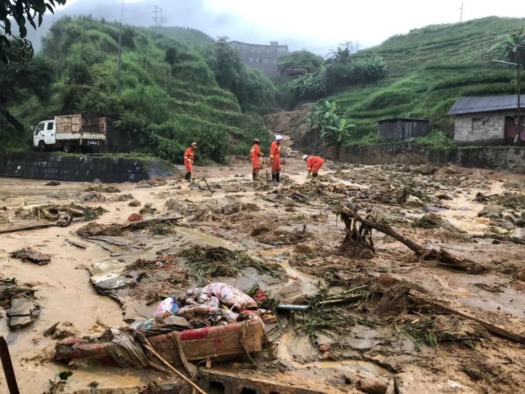 雲南多地暴雨 塌方 泥石流!車被捲走 房屋摧毀 村民被埋