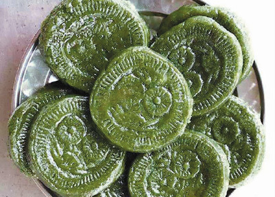 每逢过年,家里总要蒸上不少"碗仔粄",有甜有咸,打开蒸粄的锅,飘出来的