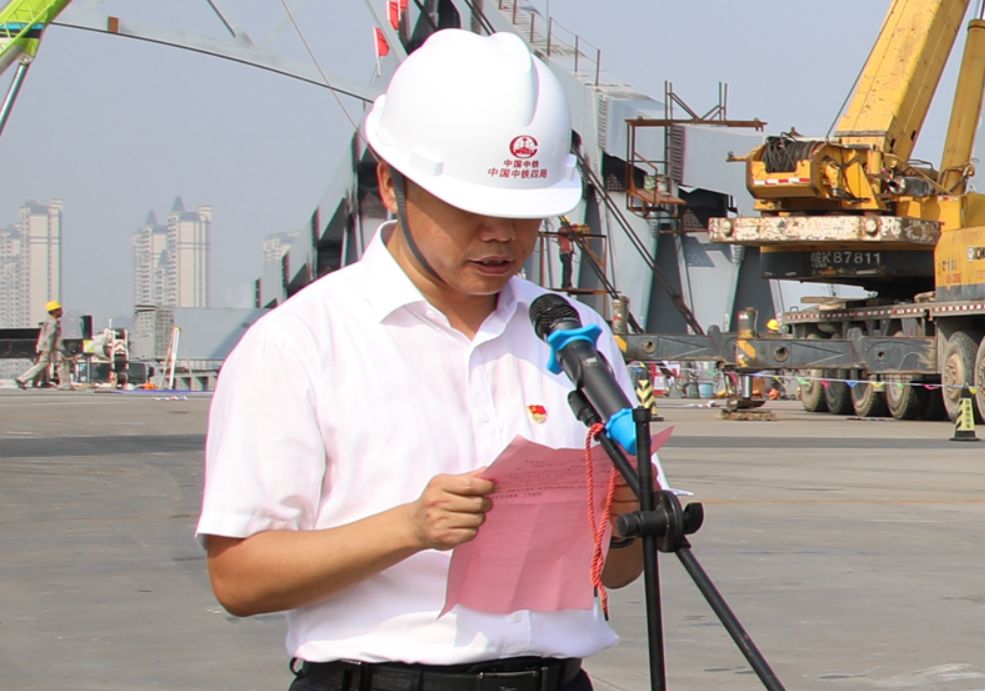 局贺电▲管亚光宣布大桥合龙盐渎路通榆河大桥是半穿式连续钢桁架桥