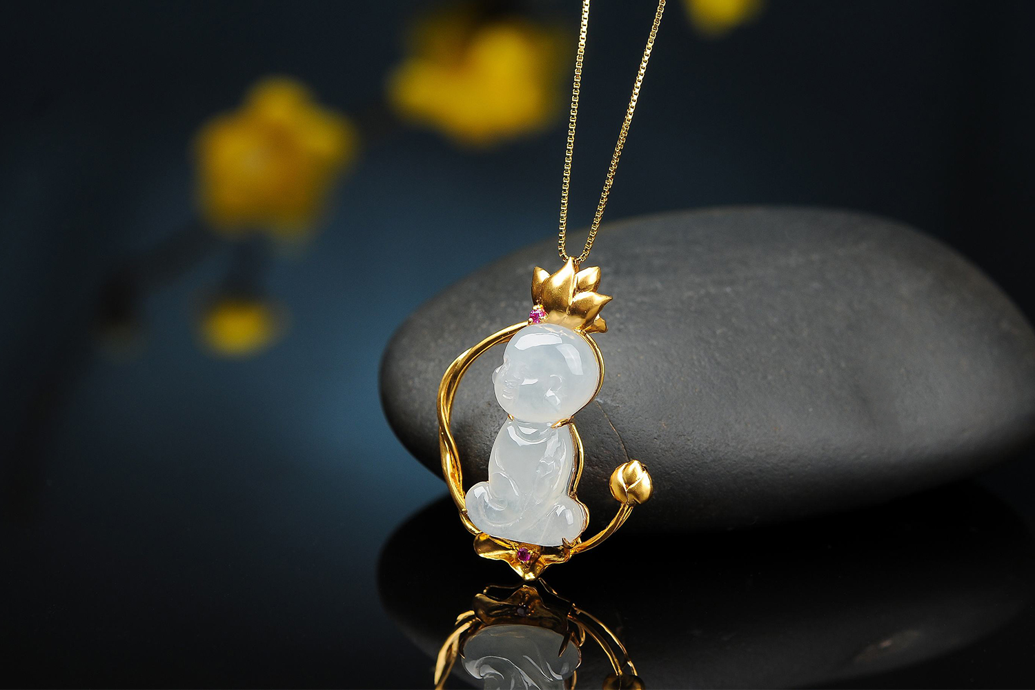 因为需要展现"宝宝佛"天真,活泼一面,而镶嵌底座设计上多以花草为元素