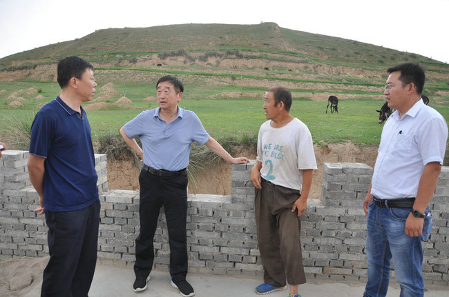 7月24日下午,县委副书记,县长刘川楠深入包联村侯家窑村检查"六阶十八