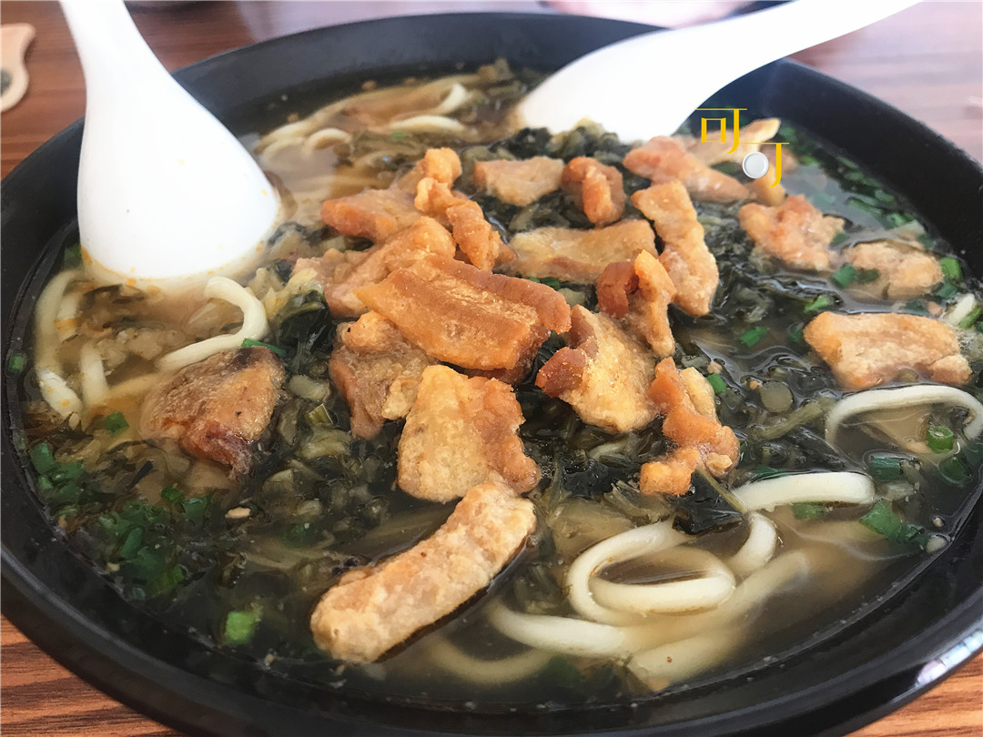 三层肉油渣面先上来,我原来以为是红烧五花肉,再放点油渣,上来才知道