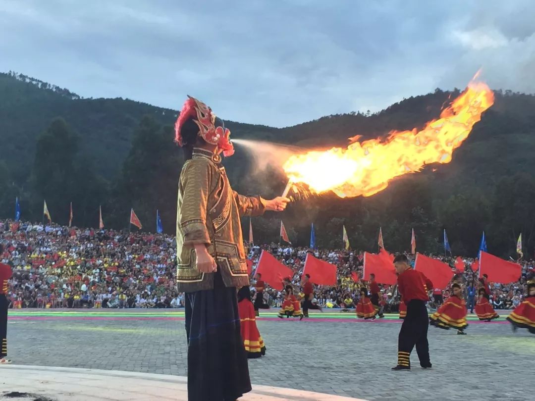 人從眾火炎焱今夜狂歡嗨到天明2019西昌火把節盛況多圖預警