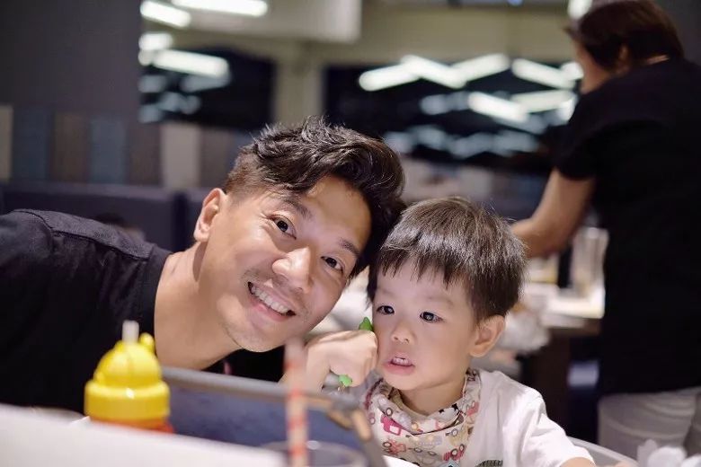 二人不时将仔仔小春鸡的可爱生活照上载到社交网同大家分享.