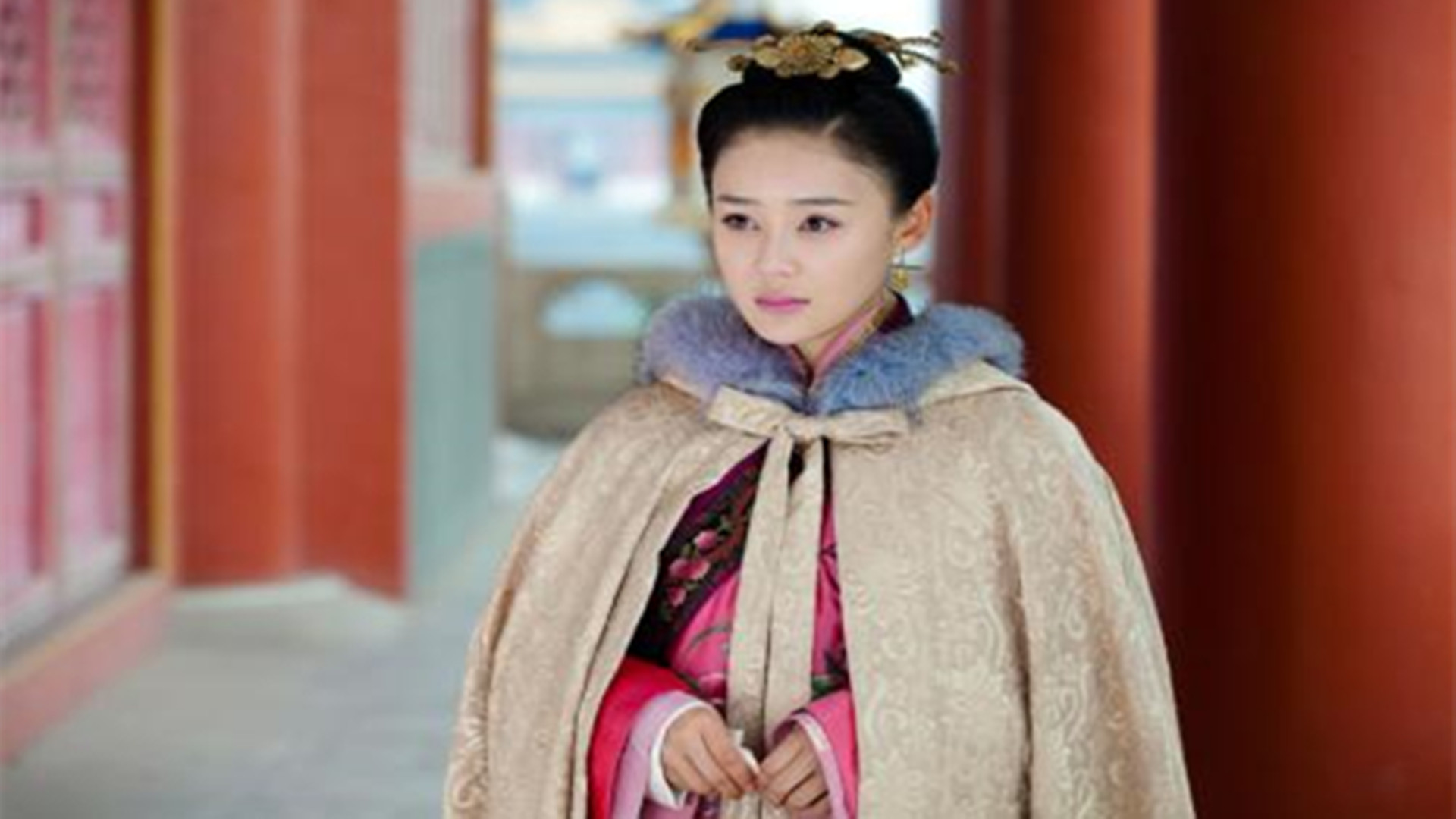 2012年,孙俪在《甄嬛传》中饰演的是钮祜禄·甄嬛,因容貌酷似已逝的