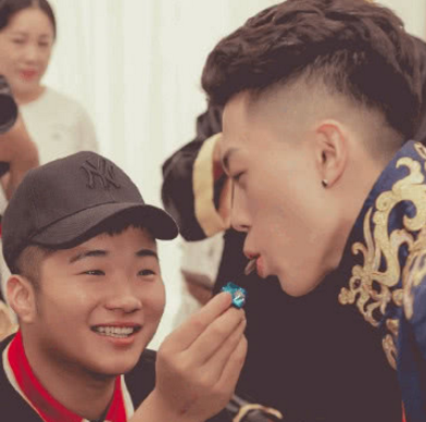 小伊伊白小白关系被挑拨,牌牌琦得知霸气回应一句,真是老大_直播