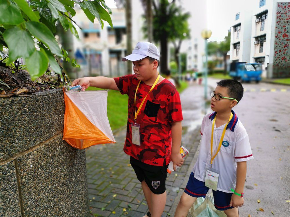 细雨中坚持跑完定向的学生(左为肖子毅)这两个半小时的坚持,让老师