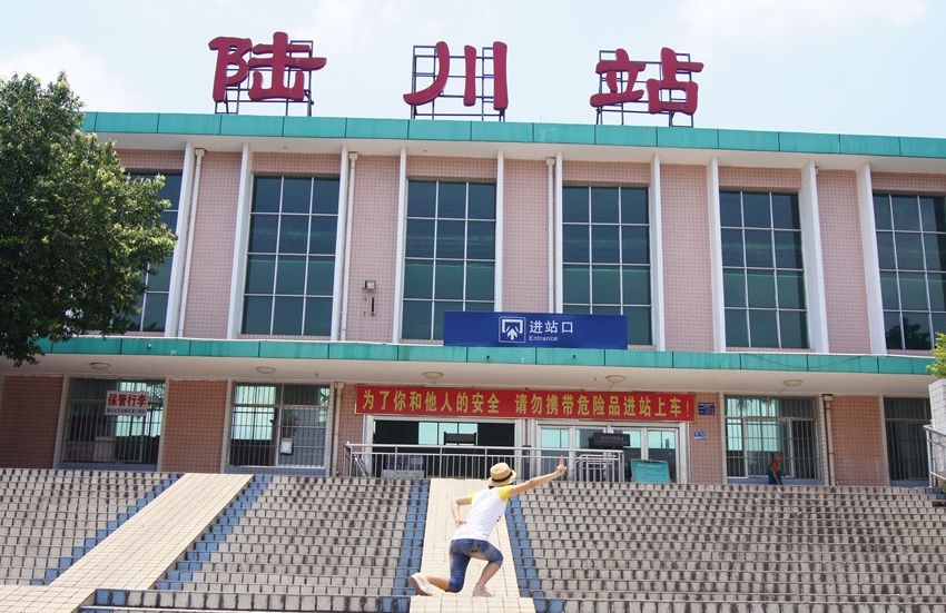 最新施工进度陆川火车站目前钢筋已扎完地下室开挖工人们加班加点