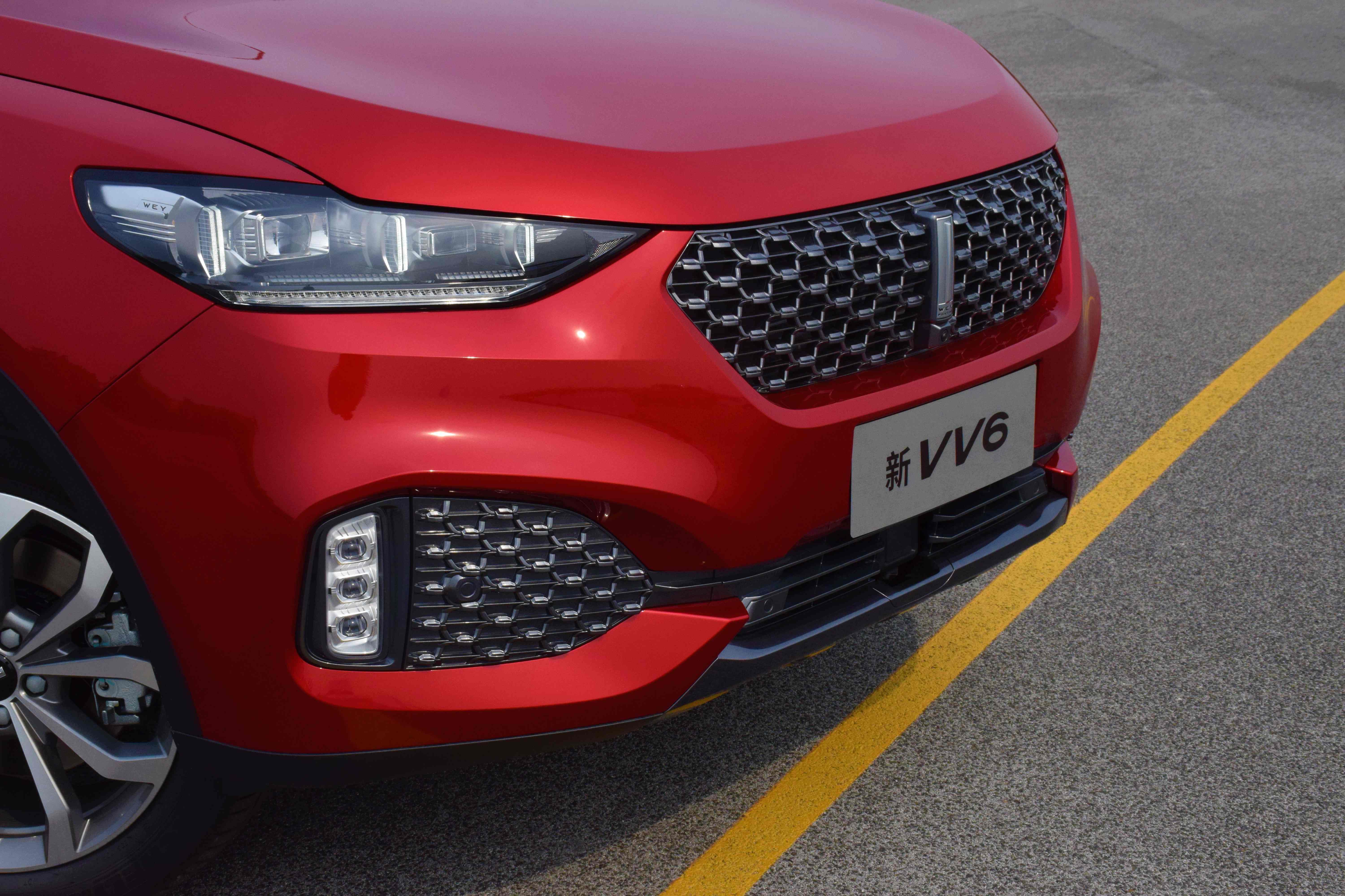 前脸乍一看过去并不能一眼瞧出与老款的区别,但仔细观察不难发现,新款