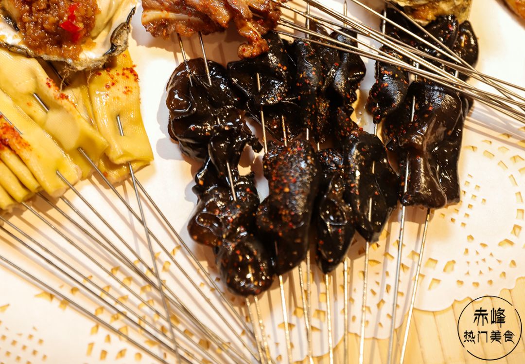 口感是麻麻辣辣的,最让人惊呼的是经过炭烤后的木耳竟然不会流失水分