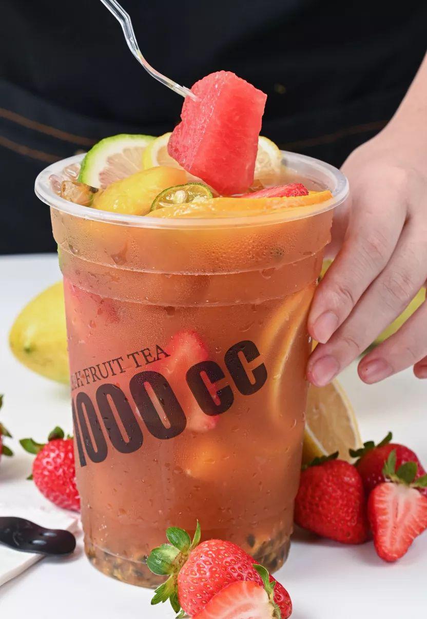 大肚子水果茶,吨位很足,还要边喝边嚼