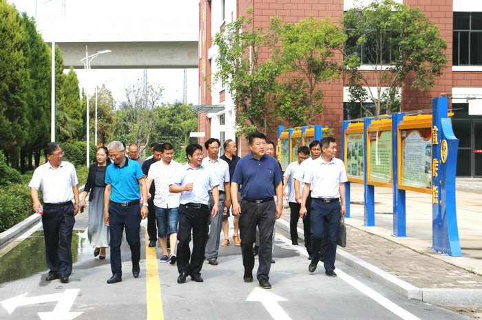 原创安徽省教育厅副厅长解平视察亳州工业学校