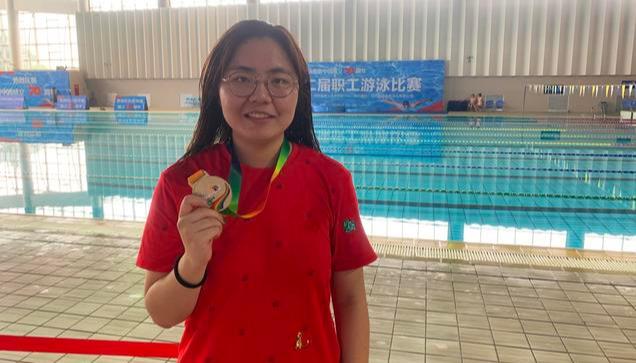 女子b组100米和50米蛙泳决赛中,钟雨霏先后两夺金牌在游泳个人单项