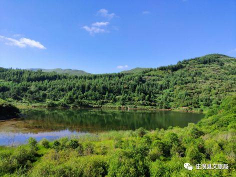 据悉,拍摄组先后来到云崖寺,竹林寺水库,陈家洞,朝那湫和美丽的关山