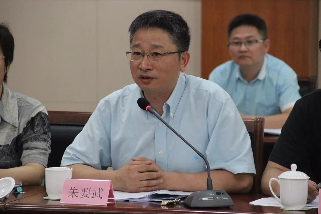 会邀请了市委党校决咨处处长唐颖,区委研究室主任朱加军作为点评嘉宾