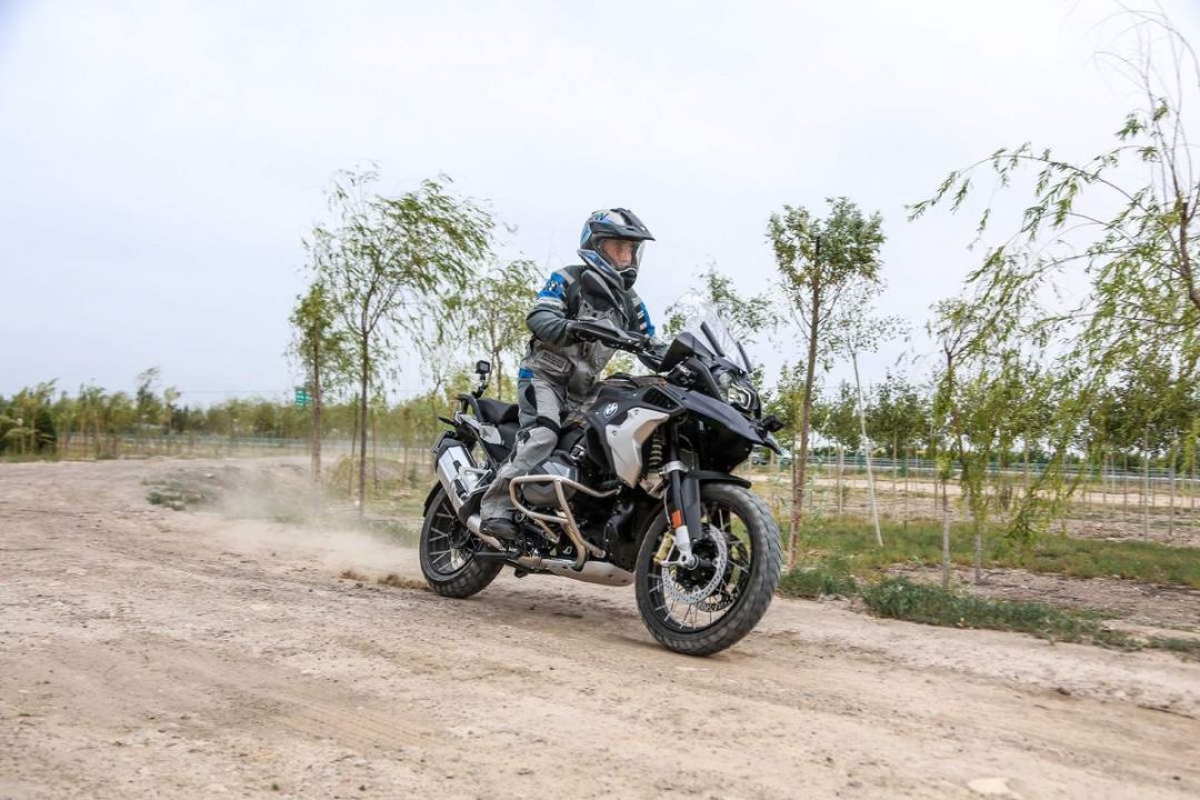 新款1250gs/adv重量控制在242kg,虽然比老款重了5kg,但全新调校的减震