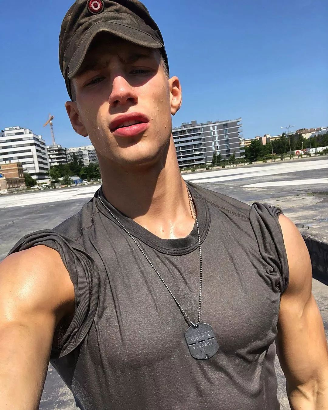 网红出身的奥地利男模augusta alexander晋升成为the hot list让不少