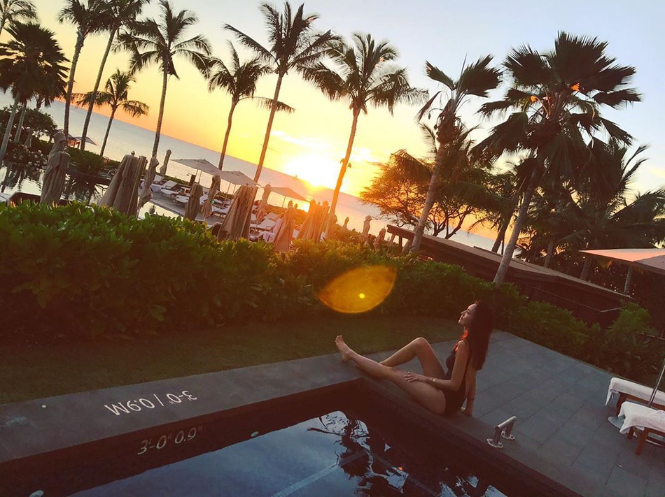 陈若仪泳池边大秀美腿.