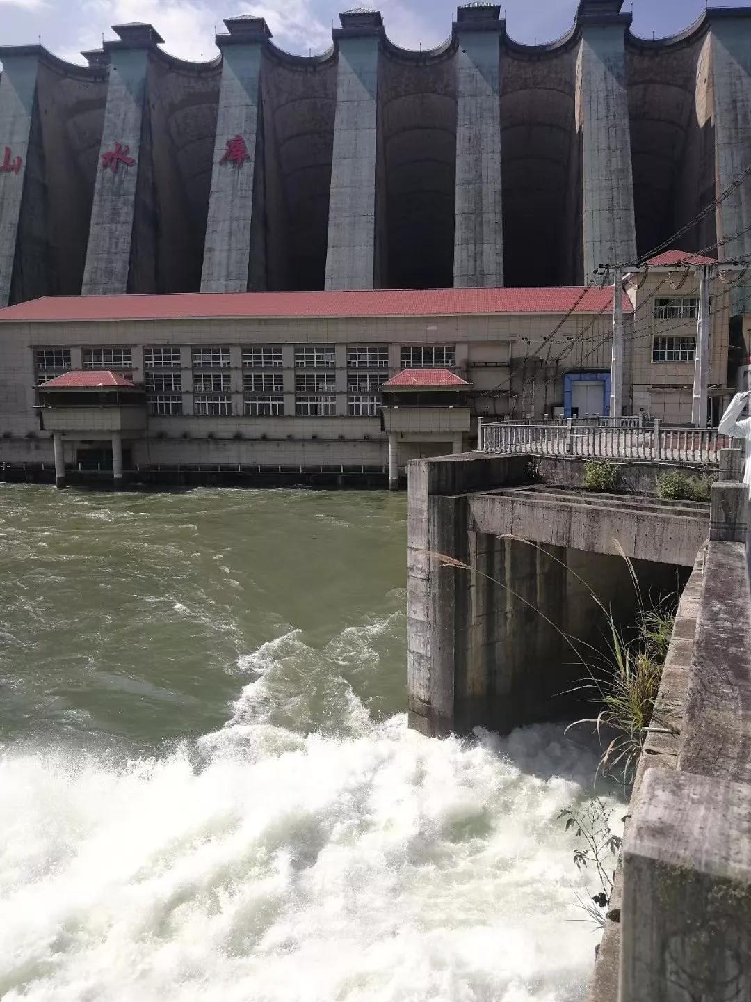 金寨梅山水库泄洪现场太壮观太震惊了