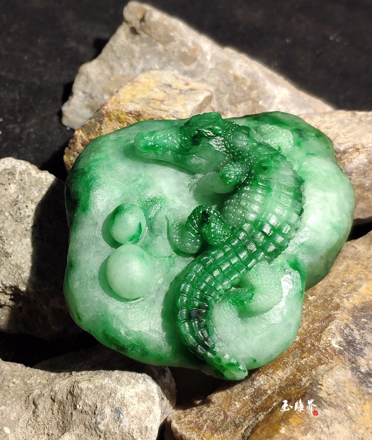 平平无奇的翡翠原石他出手雕刻两条鳄鱼栩栩如生成经典