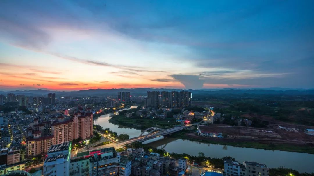 站住罗定那个玩摄影的小伙子