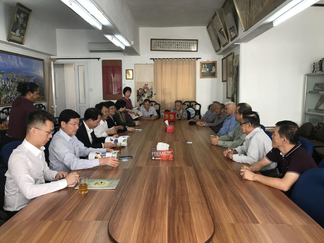 座谈会上,仁和会馆会长林友福向河源市访问团介绍了仁和会馆的办会