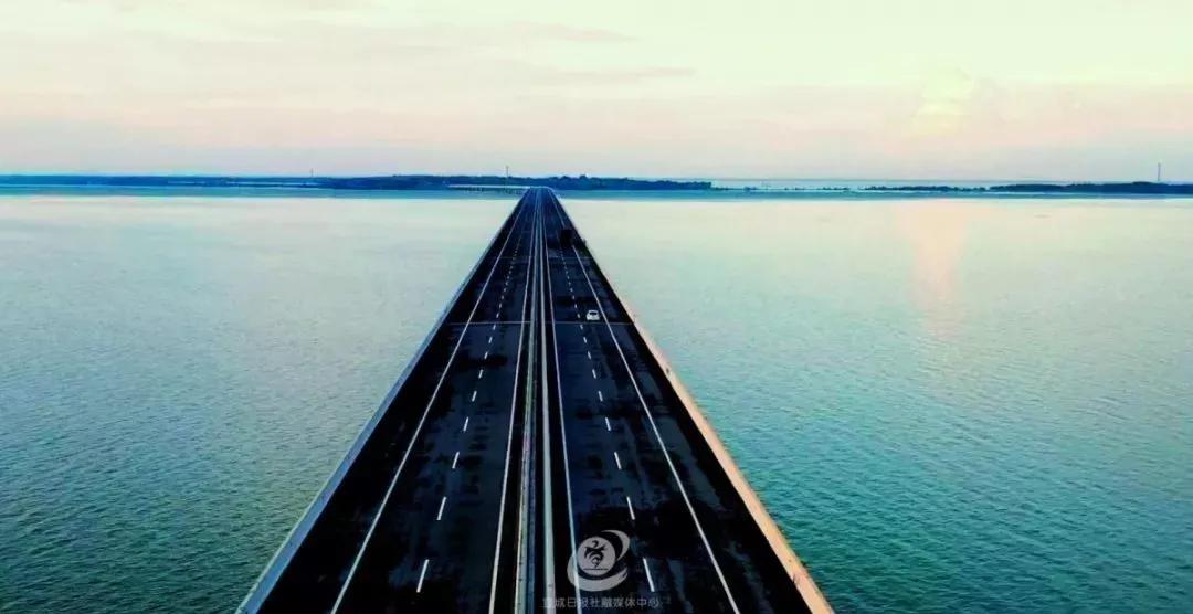 南漪湖特大桥是宣狸高速公路的控制性工程,总投资2.