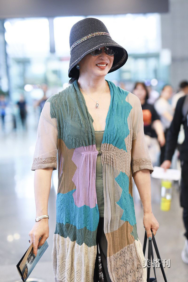 金星穿吊带秀事业线,遭调侃回怼:你瞎啊_金姐