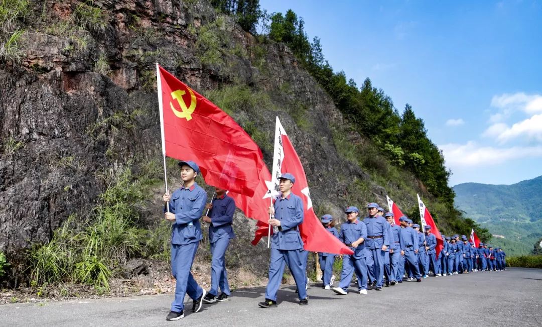 馆听教师讲述红军三过余庆经过从县委党校出发,学员们一路唱着红歌