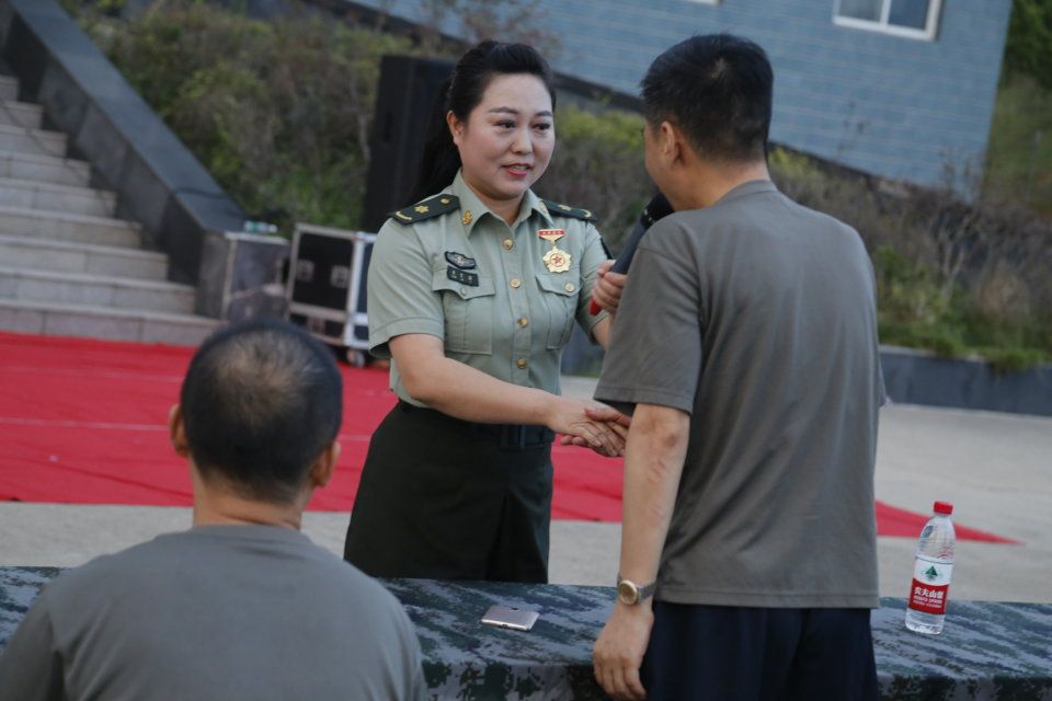牢记使命追梦前行襄阳军旗文工团赴陆军预备役炮兵旅慰问演出