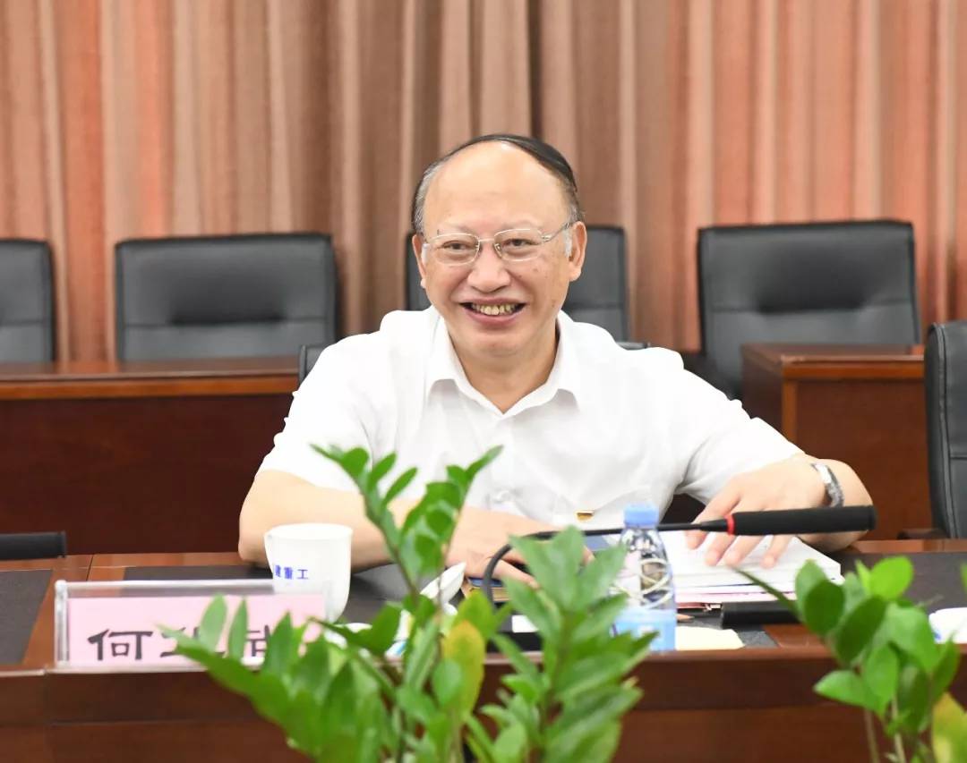 何华武院士讲话刘飞香董事长做汇报会上,领导专家一致认为,铁建重工