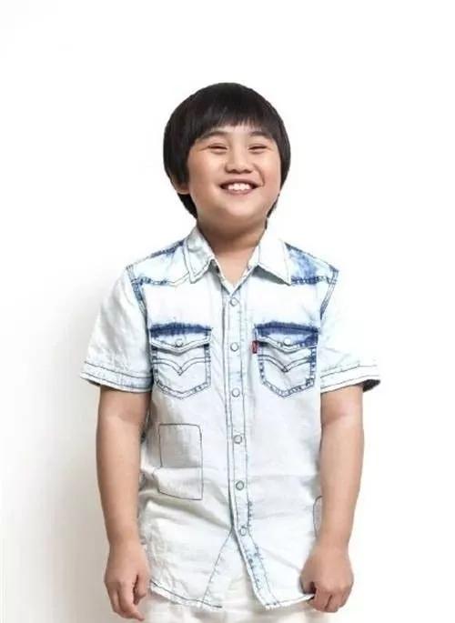 曾是最有人气童星,却沦为父亲的赚钱工具,13岁的他内心强大_梁小乐
