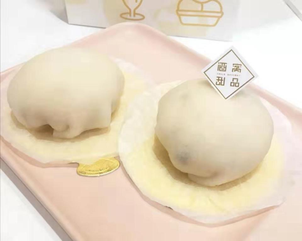 雪白的雪媚娘,外皮糯糯,里面还有满满的馅料,冰冰的珍珠分外有嚼劲