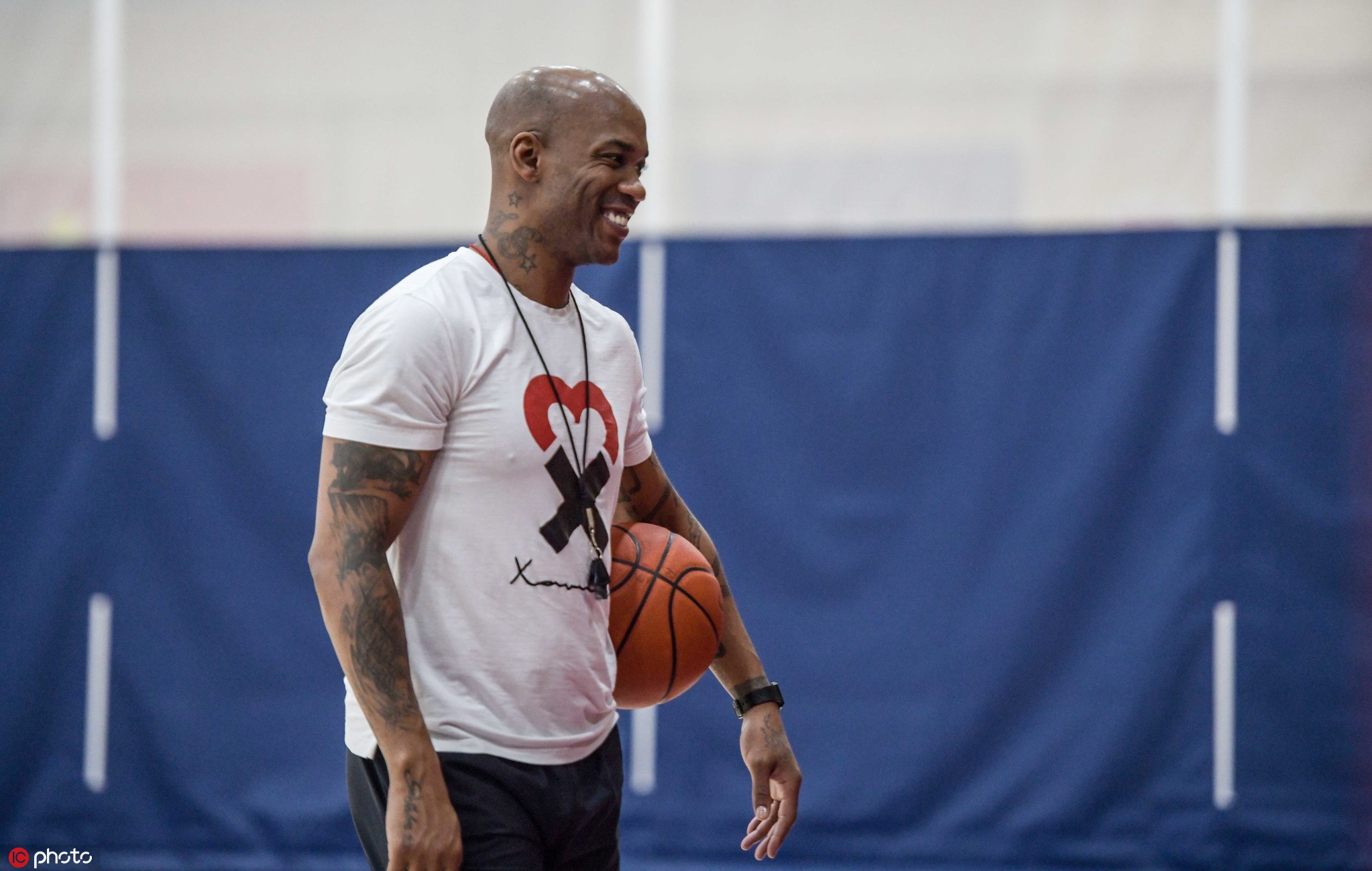 马布里率北控备战cba新赛季,吹哨子派头十足