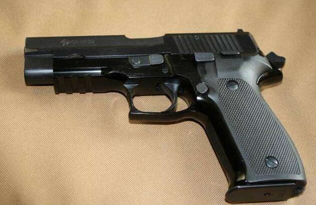 中国警察装备了各种手枪,最近,为何开始使用np22手枪?_枪械