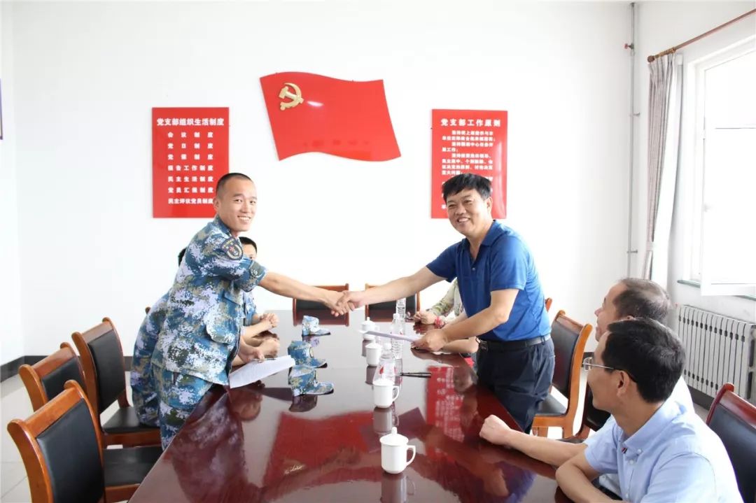 随后,在灵山岛自然保护区管委会领导的见证下,袁院长代表区中心医院与